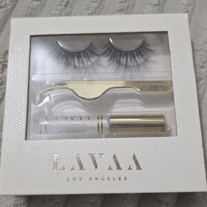 Lavva Eyelash Set with Adhesive